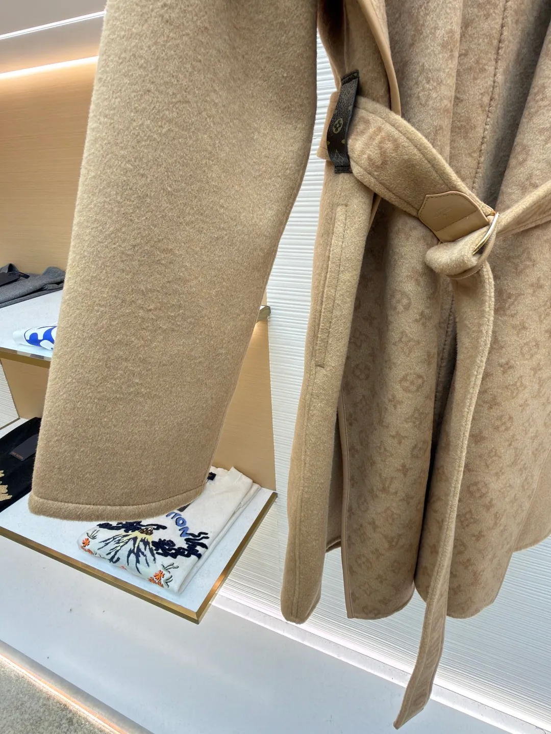 LOUIS VUITTON Wool lace-up wrap hooded coat (mid-length) ●Item number: 1682299-J025 ●Fabric: wool fabric ●Technology: jacquard production ●Color: khaki ●Version: loose fit ●Weight: about 1725 grams ●Size: 34-36-38-40 ●Description: This presbyopic wool coat is made of double-sided blended wool fabric imported from Italy. The main part is made of high-density matte black wool, which has been pre-shrunk and steam-set to ensure that the fabric is stiff and not easily deformed. The large lapel and belt areas use jacquard weaving technology to present the classic presbyopic pattern as a three-dimensional texture. The pattern is digitally positioned and plated to ensure that the texture is symmetrical and clear. The body of the garment is unlined and double-sided sewn to reduce the weight of the garment while improving skin-friendliness. The cuffs and hem are hand-stitched to reveal exquisite details. The waist is customized with a wide belt of the same fabric, with an adjustable buckle design with invisible stitching, allowing the silhouette to be freely adjusted; the neckline adopts a double-layer composite structure, combined with the fixation process of hand-made arch stitches, to make the large lapels more three-dimensional. Every splicing follows the precision sewing standard of 1cm/8 stitches, perfectly integrating craftsmanship and design aesthetics. The overall wiring is straight and delicate, the fabric is comfortable and soft, and the color is consistent without color difference. It can be matched with the same style to create a fashionable look and control various occasions. Customized accessories, complete with three standards, same style for men and women!